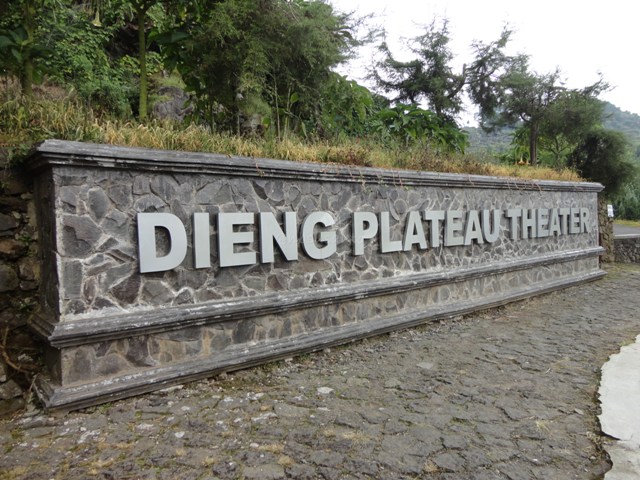 melihat sejarah di dieng plateau theater