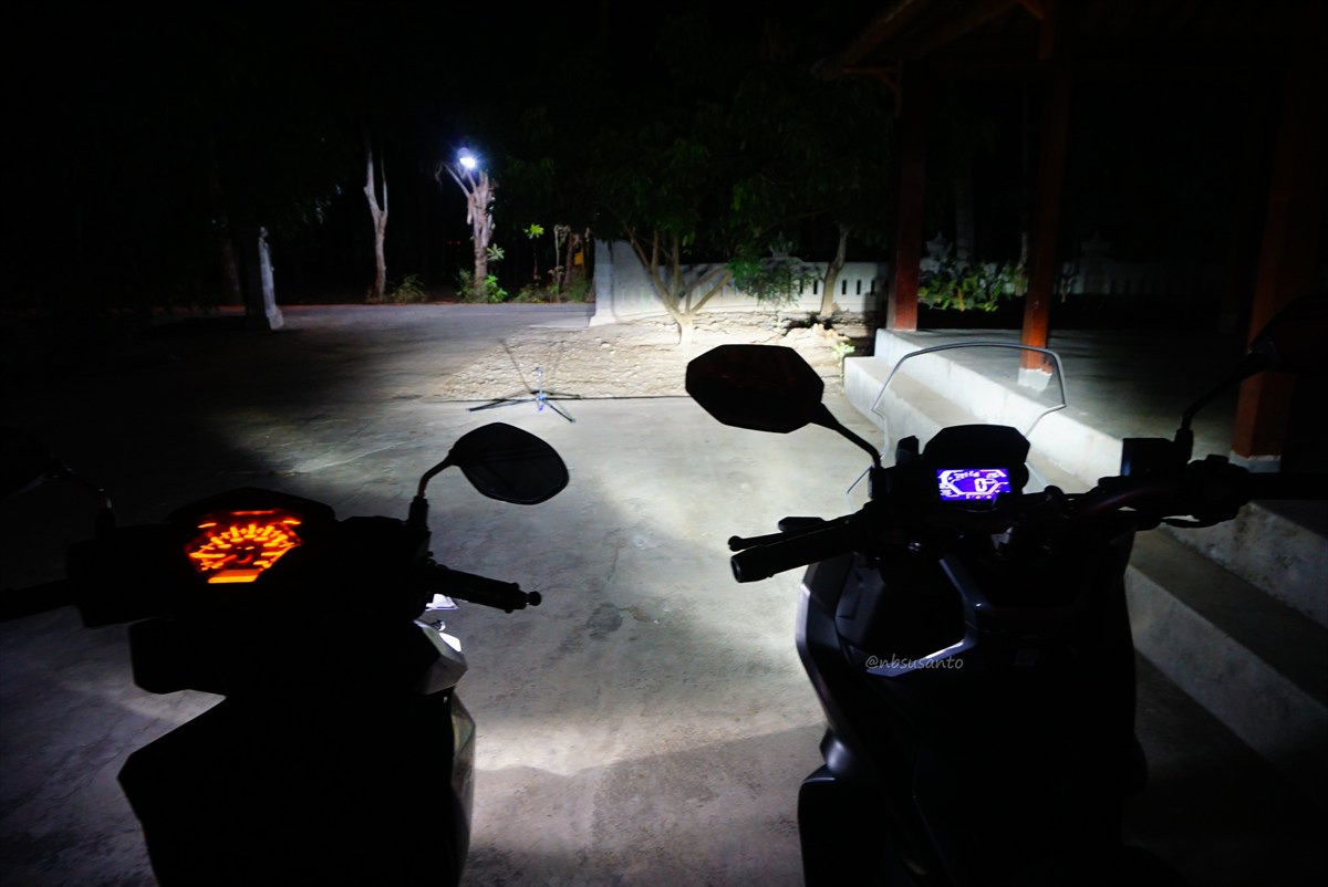 perbandingan pancaran lampu Honda ADV dan Vario 125 ESP di malam hari