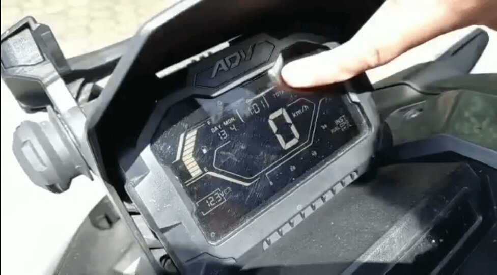 speedometer Honda ADV berembun, ajukan klaim ke bengkel resmi atau sekalian main dealer saja